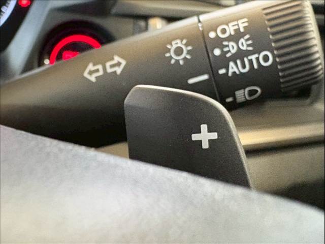 【パドルシフト】高速道路走行時など、エンジンブレーキを使用する際にはお手元で簡単にシフトダウン出来ます。