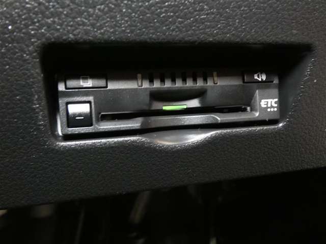 ETC車載器付きです。高速道路の料金所渋滞も解消！落ち着いてスムーズに通過できます。今や必需品の一つとなった装備ですね。