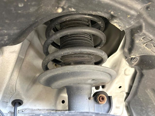 お車を安心してお乗りいただく為には、足回りの定期点検が欠かせません。サービスサポート（有償保証）では無料点検もご提供しており、安心のカーライフをお過ごしいただけるサポート体制が整っています。