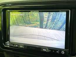 【バックカメラ】駐車時に後方がリアルタイム映像で確認できます。大型商業施設や立体駐車場での駐車時や、夜間のバック時に大活躍！運転スキルに関わらず、今や必須となった装備のひとつです！