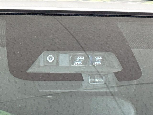 【プリクラッシュセーフティ】前方の車両等を検知し、衝突しそうな時は警報で注意を促し、ブレーキを踏む力をサポート。ブレーキを踏めなかった場合は衝突被害軽減ブレーキが作動、衝突回避をサポートします。
