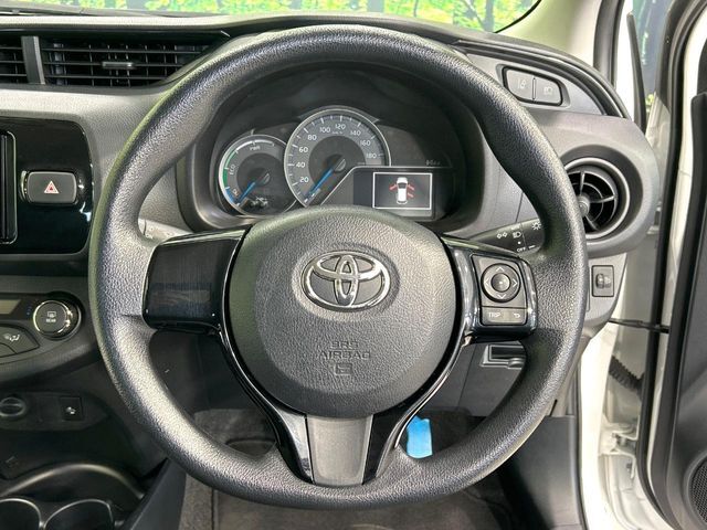 インテリアに合わせたデザインのステアリングは、運転される方のことも考え、運転しやすい形状、大きさです。是非一度、実際に触ってお確かめください。