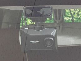 【ドライブレコーダー】安心・安全なカーライフに必須のドライブレコーダーを装備！走行中はもちろん、あおり運転や事故に遭遇した際の状況も映像で記録し、万一のリスクに備えます。