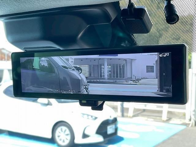 【インテリジェントルームミラー】搭載、乗員、ヘッドレスト、積載物などでさえぎられがちなルームミラーの後方視界をクリアに保ちます。