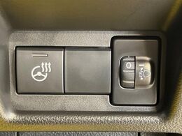 【ステアリングヒーター】冬場に冷たくなりやすい革巻きステアリングを、スイッチ一つで素早く適温に！エアコンよりも早く温まってくれるので、寒い日の運転も快適になりますね♪
