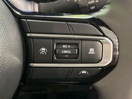 【アダプティブクルーズコントロール】高速道路での長距離走行が楽に！！自動で速度を保つクルーズコントロールが、衝突軽減システムと連携し、前方の車両を感知して車間を保つように速度調節してくれます！！