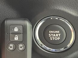 【キーレススタートシステム】カバンやポケットに入れたままでもドアの施錠・解錠が可能なスマートキーを装備。エンジンのオン・オフ時もカギを取り出す必要が無いからとっても便利です♪