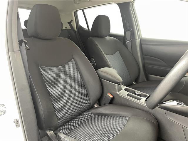 【運転席】座り心地が良いシートなので長時間の運転でも快適にお過ごしいただけます。新品のフロアマットのご注文も可能です。掲載箇所以外にご希望の写真がございましたらお気軽にお問い合わせ下さい。