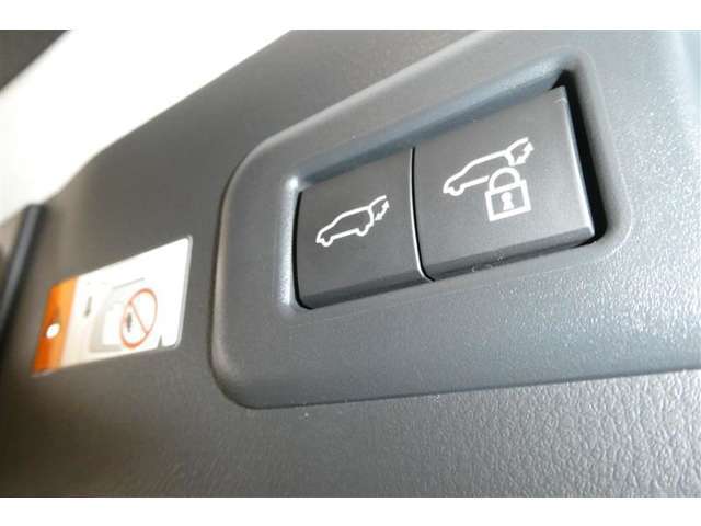 パワーバックドアは荷物の出し入れがしやすい優れもの！スイッチひとつで重たいバックドアが締まります！日用品の大量買い出しにも大活躍！