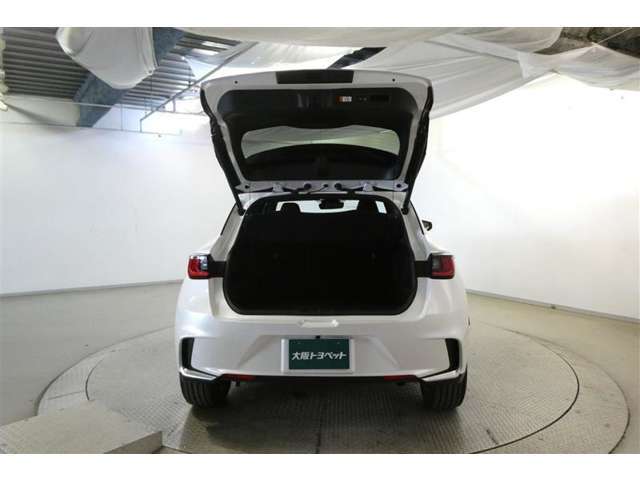 バックドアを上げた状態です。シートを倒せば荷室のスペースが広くなります！用途に合わせて快適な室内を！