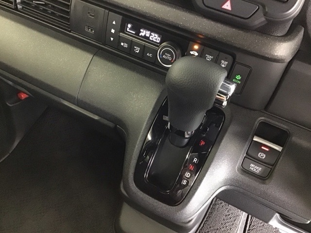 発進時から滑らかに加速する無段階変速のCVTはストップ/ゴーの多い街の中も快適です