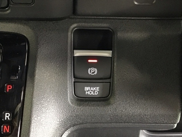 パーキングブレーキはスマートな電子制御式と合わせて渋滞時等にブレーキペダルから足を離しても停車状態を保持してくれるオートブレーキホールド機能で運転が楽になります。スタートはアクセルペダルを踏むだけ