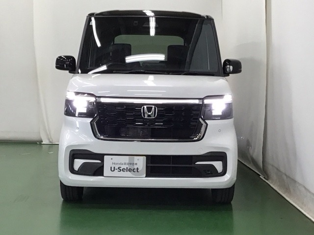 LEDヘッドライトを装備しています。LEDヘッドライトはとても明るく、雨の日や夜間走行も安全・安心です。オートライトコントロール付きで周囲の明るさに応じて自動で点灯・消灯します