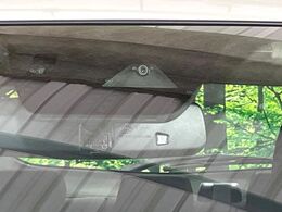 【スマートブレーキサポート】走行中に前方の車両等を認識し、衝突しそうな時は警報とブレーキで衝突回避と被害軽減をアシスト。より安全にドライブをお楽しみいただけます。