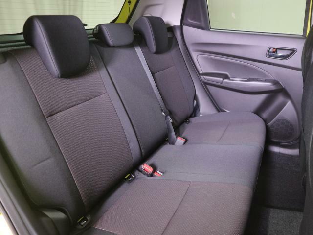 後部座席にはヘッドレストが3つ付いており、しっかりと5人乗りにも対応します。