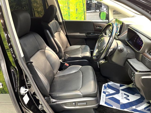 【ハーフレザーシート】高級感と座り心地を両立した人気のシート♪背面・座面のファブリック素材は、通気性の良さや滑りにくさに優れています。気温や服装に左右されず快適にお乗りいただけます。