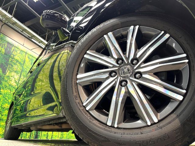 【純正17インチアルミホイール】外観にマッチした純正アルミホイールを装着しております。各種社外アルミホイールや、スタッドレスタイヤも取扱いしております。是非ご相談ください♪