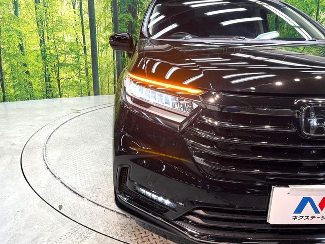 【LEDヘッドライト】悪天候や夜間走行時も良好な視界を確保し安心して運転できる高輝度LEDヘッドライトを装備！点灯速度が早く、消費電力も抑えられています。