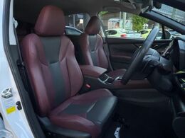 【本革シート】上質な本革を使用し、高級感あふれる本革シート。常に体に触れる部分だから、座り心地の良さにはこだわりたいですね♪汚れの付着や劣化を抑制する内装コーティング施工もおススメですよ♪