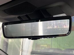 【スマートリヤビューミラー】後席の大きな荷物や同乗者で後方が確認しづらい時でも安心！カメラが撮影した車両後方の映像をルームミラー内に表示。クリアな視界で状況の確認が可能です！
