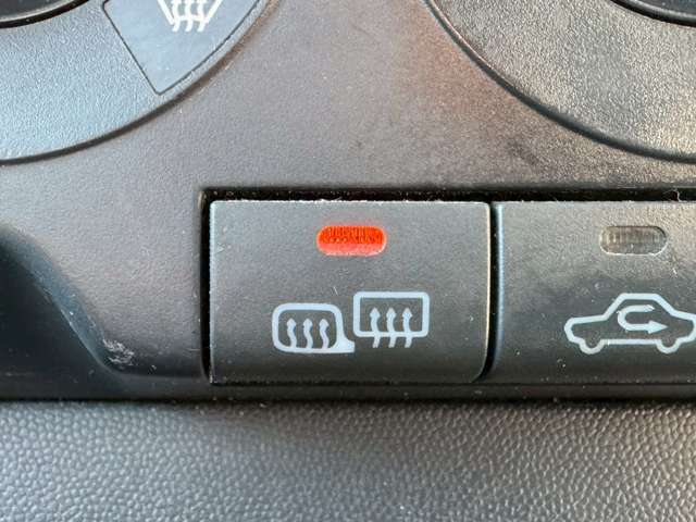 ミラーヒーターも付いております！！