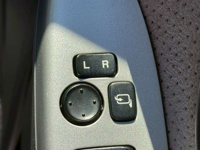 サイドミラーはスイッチ一つで折り畳み可能です！！