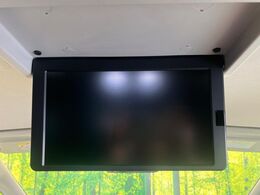 【フリップダウンモニター】大画面モニターで後席でもエンタメをお楽しみいただけます。小さなお子様にも大人気の装備です♪