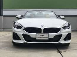 【BMWの伝統】BMWの特徴的な“キドニーグリル”は、80年以上続く伝統の形でございます。変わらないこだわりのデザインが、プレミアムブランド“BMW”を創り出します。