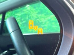 【ブラインドスポットモニター】走行中、ドアミラーの死角になりやすい箇所に後続車が接近するとサイドミラーのレンズに警告を表示！ドライバーに注意喚起をしてくれます。