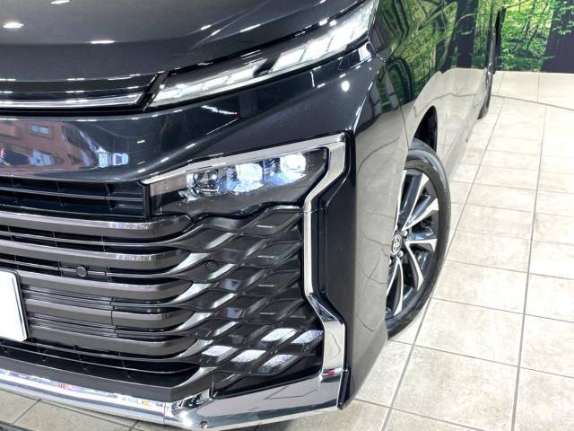 【LEDヘッドライト】悪天候や夜間走行時も良好な視界を確保し安心して運転できる高輝度LEDヘッドライトを装備！点灯速度が早く、消費電力も抑えられています。