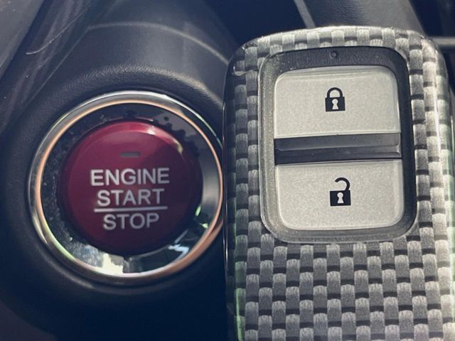 【Hondaスマートキー】カバンやポケットに入れたままでもドアの施錠・解錠が可能なスマートキーを装備。エンジンのオン・オフ時もカギを取り出す必要が無いからとっても便利です♪