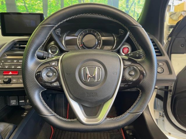 【ステアリングスイッチ】運転中、前方から目線をそらすことなく、オーディオ等の操作が可能な便利機能！安心＆快適なドライブを演出してくれます♪