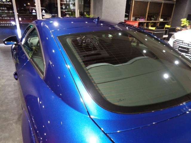 オークジャパンでは、ご来店頂くお客様用の駐車スペースを確保しております。皆様の愛車でお気軽に遊びにいらしてください。