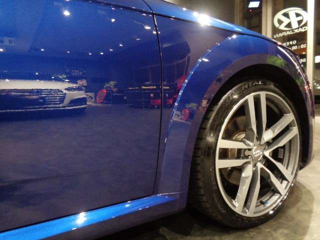 オークジャパンでは、ご来店頂くお客様用の駐車スペースを確保しております。皆様の愛車でお気軽に遊びにいらしてください。