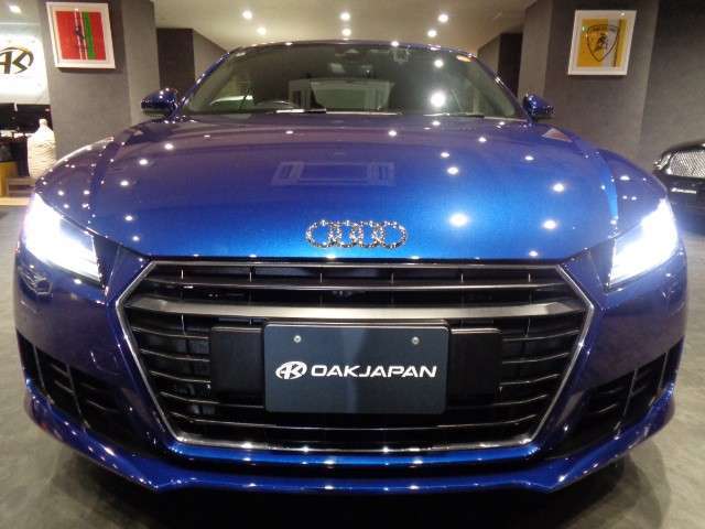 オークジャパンでは、輸入車を愛するお客様に、心躍る1台に巡り逢って頂けますよう、徹底的な品質管理、価格管理、お付き合い頂く弊社スタッフ、全てに真心をこめてお出迎えさせて頂きます。