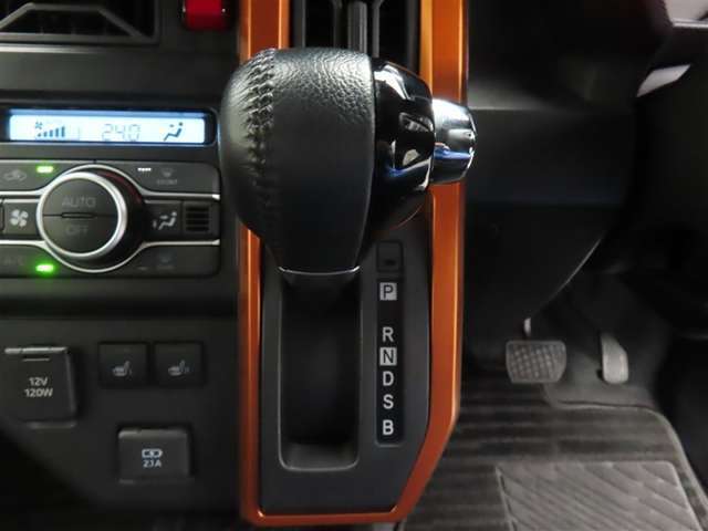 インパネシフトのCVTオートマチック車です。