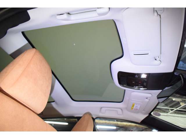 解放感を感じることができるパノラマルーフ。日差しをとり込み車内空間を明るくします。