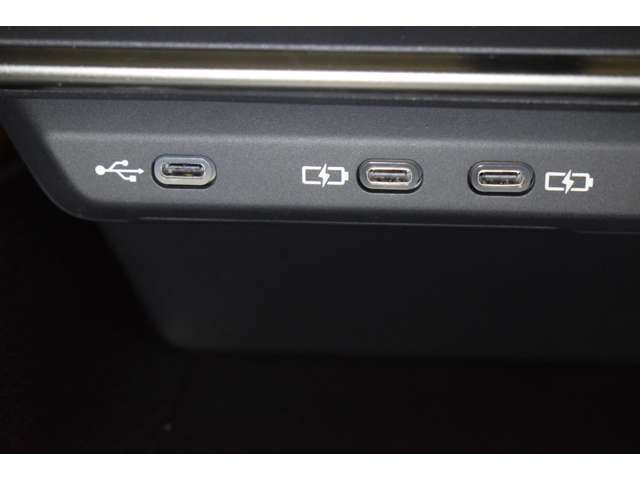 TYPE-C端子が装着されているのでスマートフォンの充電も可能です。