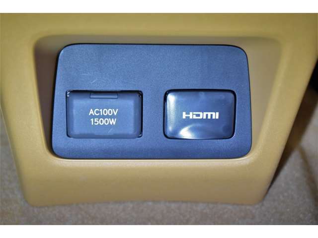 AC100V・1500Wアクセサリーコンセント、HDMI端子がついています。