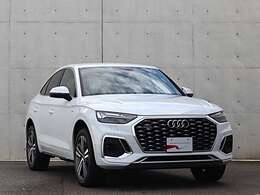 ●サイドラインはフロントからリヤまで伸びる一直線の水平ラインを基調とした上品なデザインです。リヤデザインは厚みがあり、後続車のドライバーに、安定感、重厚感を感じさせるAudiらしいデザインです。