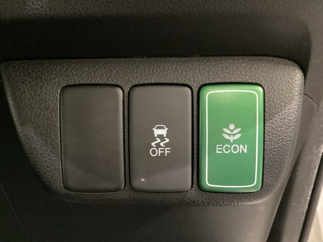 VSA装備車です。VSAはドライバーの操作と車の動きを見守っています。もし車の挙動が乱れたとき、4輪別々にブレーキをかけたり、エンジンパワーをしぼることによって車を安定させます。