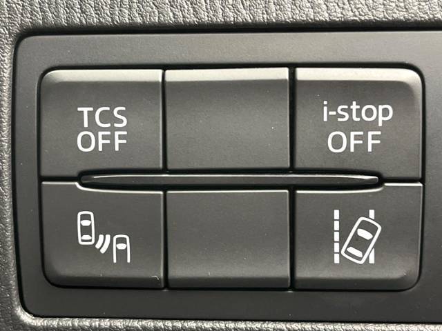 【ブラインドスポットモニタリング】走行中、ドアミラーの死角になりやすい箇所に後続車が接近するとサイドミラー付近に警告を表示、ドライバーに注意喚起をしてくれます。