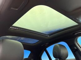 ●サンルーフ：開放感たっぷりの希少装備、サンルーフが装着されています！車内に明かりを取り入れたり景色を楽しむ以外にも、車内の空気も簡単に換気できて快適です！