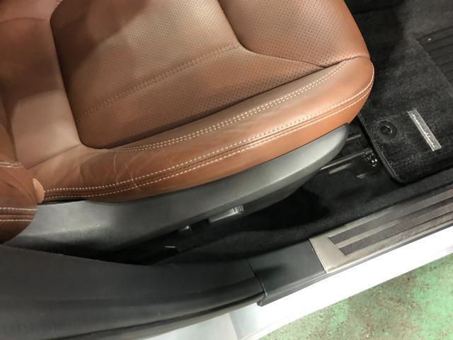 痛みの出やすい運転席シートの角、フロアマット、座面、ともに良好です