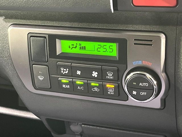 【オートエアコン】一度お好みの温度に設定すれば、車内の温度を検知し風量や温度を自動で調整。暑い…寒い…と何度もスイッチ操作をする必要はありません。快適な車内空間には必須の機能ですね♪