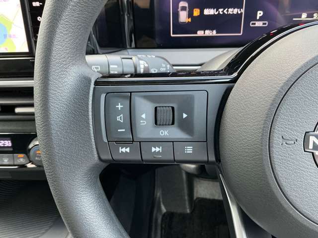 ナビの音量など車両情報を手元で操作できるハンドルスイッチ付き。