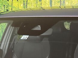 【i-ACTIVESENSE】走行中に前方の車両等を認識し、衝突しそうな時は警報とブレーキで衝突回避と被害軽減をアシスト。より安全にドライブをお楽しみいただけます。