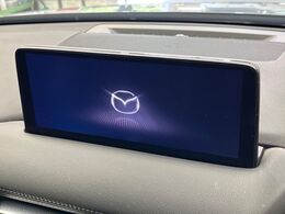 【12.3インチマツダコネクト】車内の雰囲気にマッチした大型ディスプレイ。スマホ接続でのナビ使用やBluetooth再生等、様々な機能が楽しめます。直感的なダイヤル操作が可能で、使い勝手も良好です。
