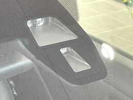 【シティブレーキアクティブシステム】低速走行中に前方の車両等を認識し、衝突しそうな時は警報とブレーキで衝突回避と被害軽減をアシスト。より安全にドライブをお楽しみいただけます。