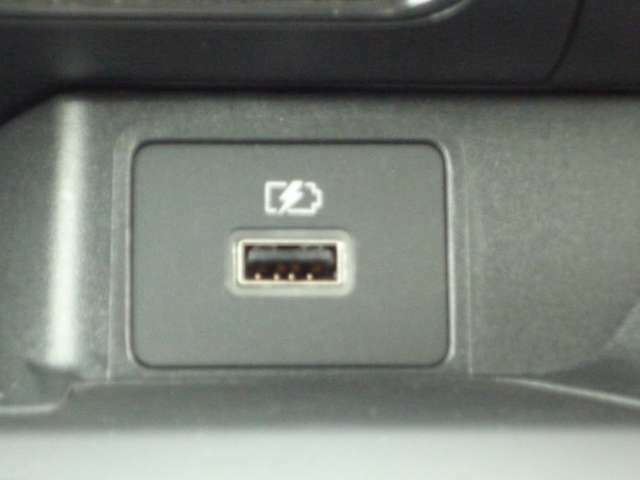 USBポートは移動中のスマホ等の充電にもってこいです。